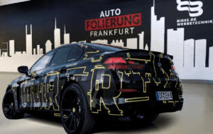 BMW mit schwarzer Vollfolierung und gelben Designlinien – Beispiel für kreative Car Wrapping Folie von Auto Folierung Frankfurt