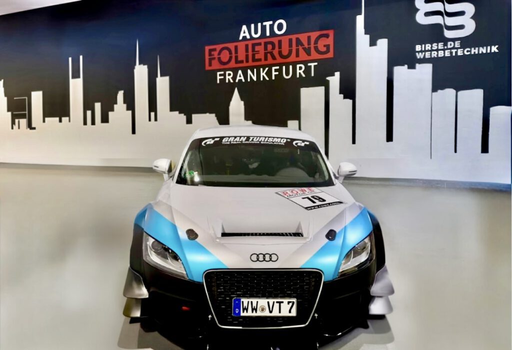 Teilfolierung Frankfurt mit Audi TTRS – Fahrzeuge mit individuell gestalteter Teilfolierung für den Audi TTRS, der ein einzigartiges Design erhält.